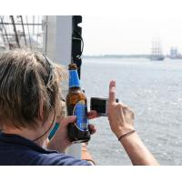 3850_2950 Die Besucher des Hafengeburtstages fotografieren gerne die Schiffe auf der Elbe. | 